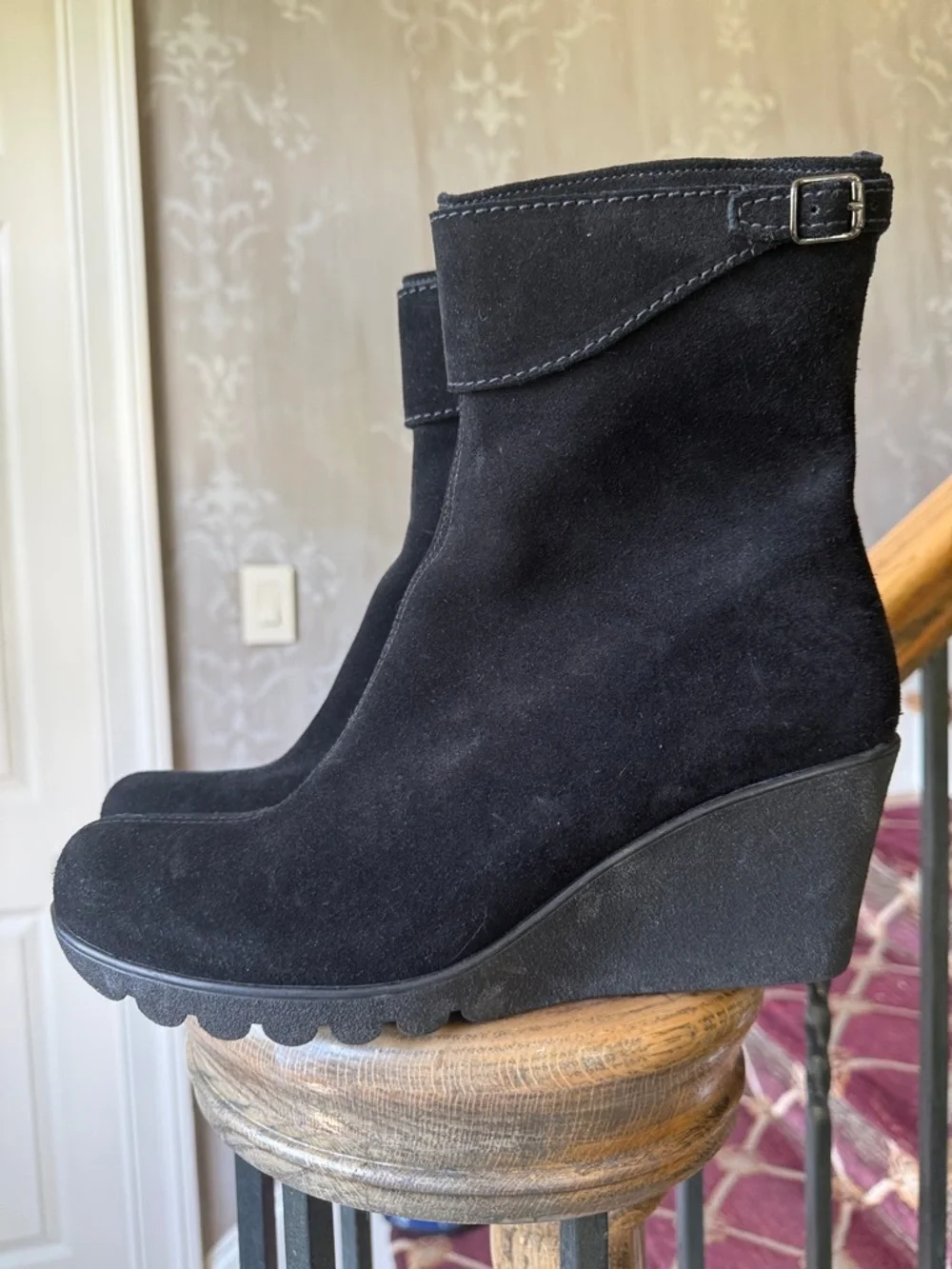 LA CANADIENNE ladies size 10 medium suede boot NWOT